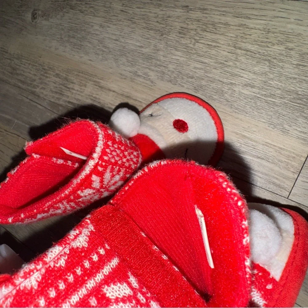 ☀️6/$20☀️ Chatties Red and White Festive Slippers